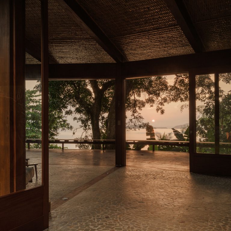 Casa da Figueira en Angra dos Reis: Arquitectura en Madera Laminada Colada y Diseño Curvo de Estúdio Lava