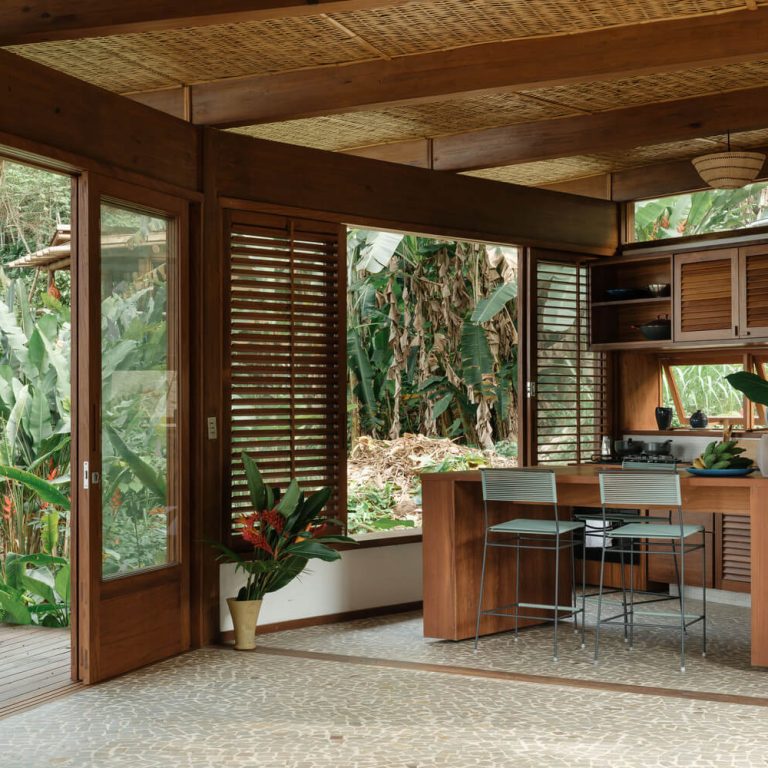 Casa da Figueira en Angra dos Reis: Arquitectura en Madera Laminada Colada y Diseño Curvo de Estúdio Lava