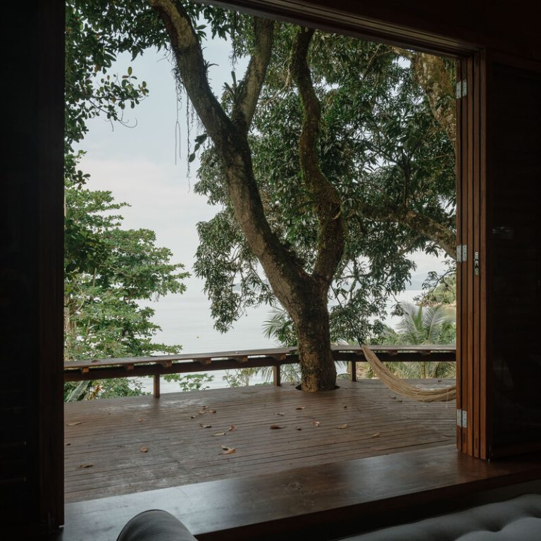 Casa da Figueira en Angra dos Reis: Arquitectura en Madera Laminada Colada y Diseño Curvo de Estúdio Lava