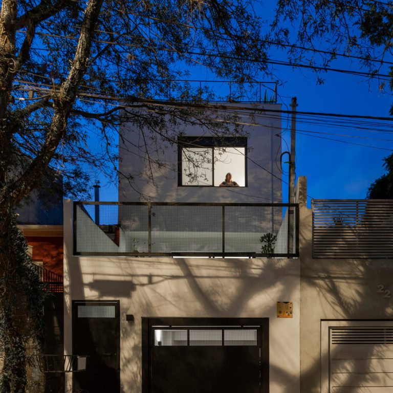 Casa de Marcos y de Júlia por Goiva Arquitetura: Ampliación Vertical y Diseño de Rooftops en São Paulo