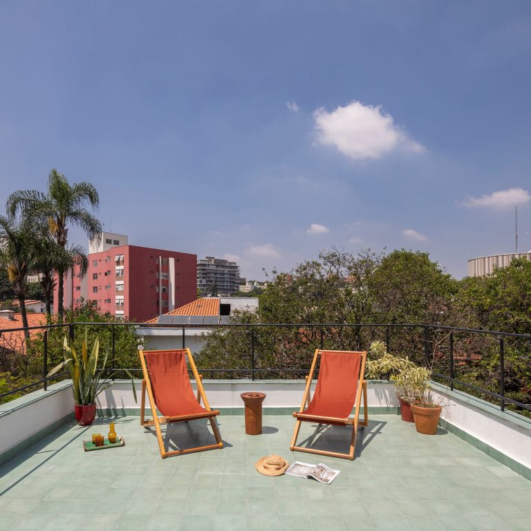 Casa de Marcos y de Júlia por Goiva Arquitetura: Ampliación Vertical y Diseño de Rooftops en São Paulo