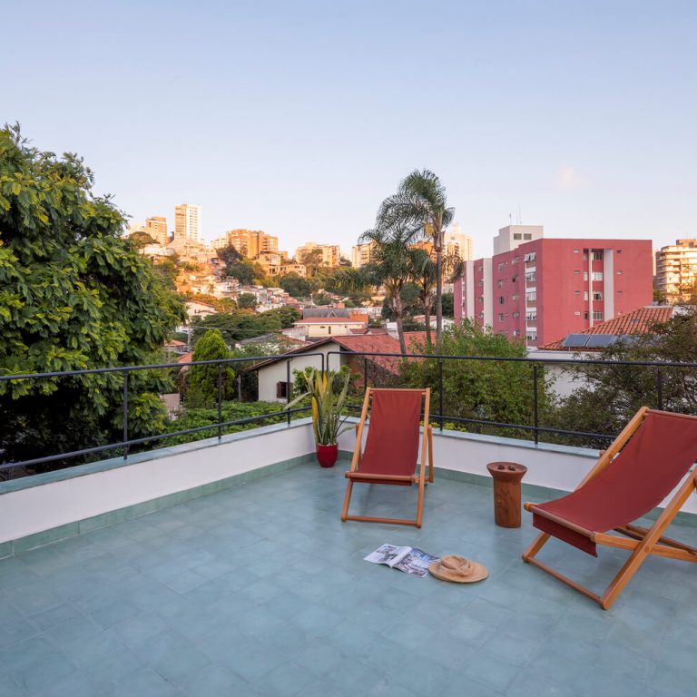 Casa de Marcos y de Júlia por Goiva Arquitetura: Ampliación Vertical y Diseño de Rooftops en São Paulo