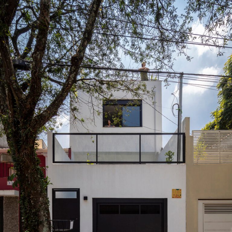 Casa de Marcos y de Júlia por Goiva Arquitetura: Ampliación Vertical y Diseño de Rooftops en São Paulo