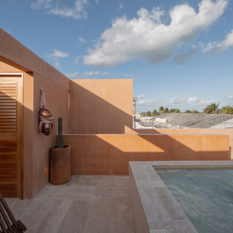 Minimalista y Contextual | Casa de Puerto por TACO Arquitectura en México