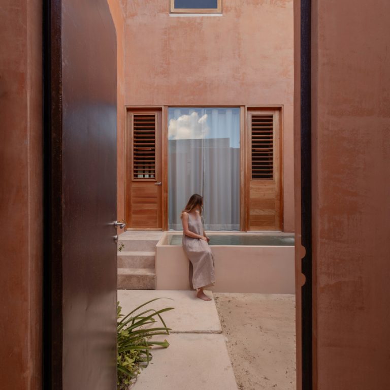 Minimalista y Contextual | Casa de Puerto por TACO Arquitectura en México