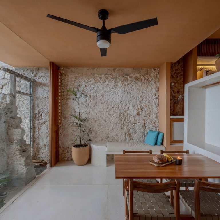 Minimalista y Contextual | Casa de Puerto por TACO Arquitectura en México