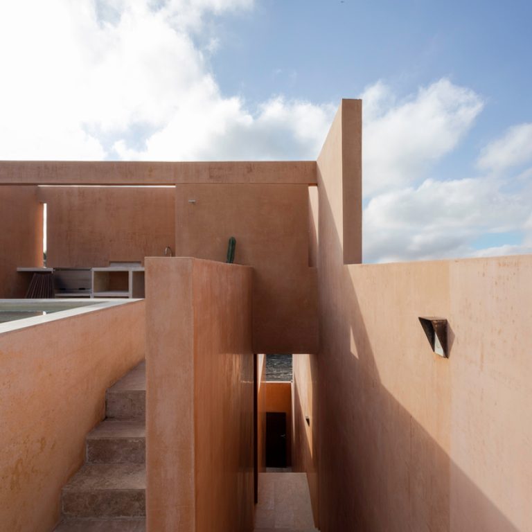 Minimalista y Contextual | Casa de Puerto por TACO Arquitectura en México