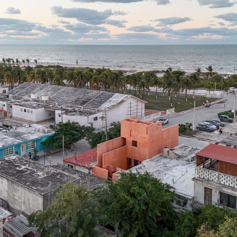 Minimalista y Contextual | Casa de Puerto por TACO Arquitectura en México