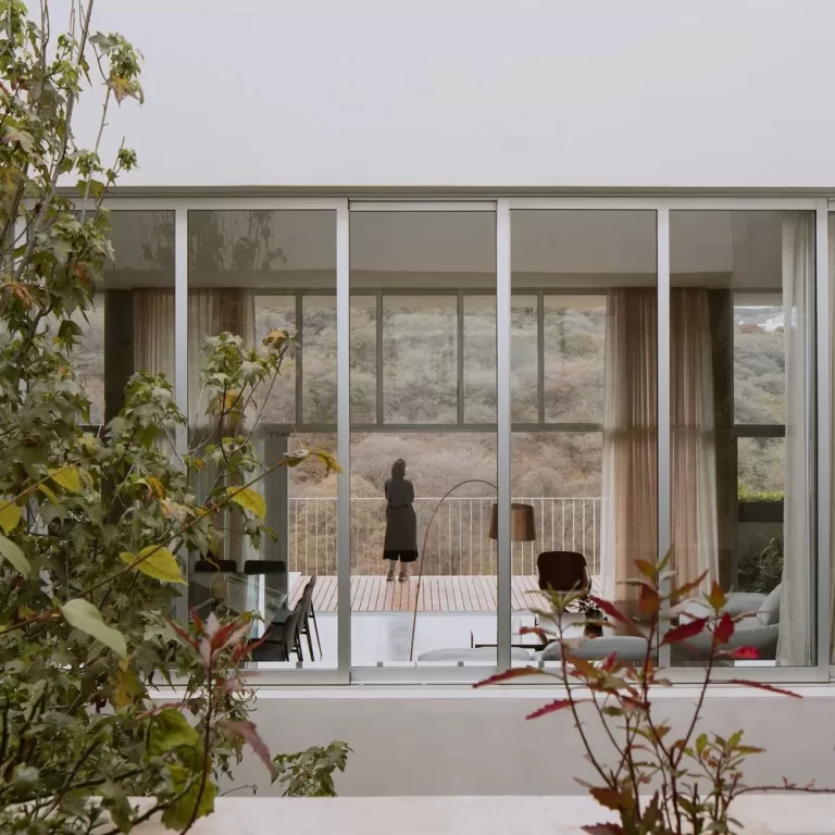 Casa de la Cañada por Escobedo Soliz: Arquitectura en Pendiente y Concreto Aparente
