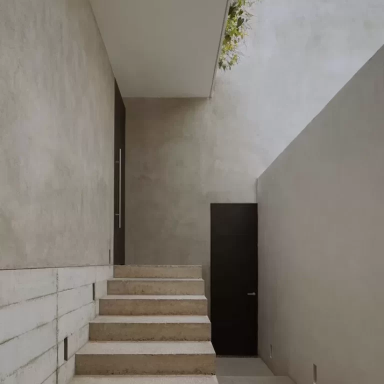 Casa de la Cañada por Escobedo Soliz: Arquitectura en Pendiente y Concreto Aparente