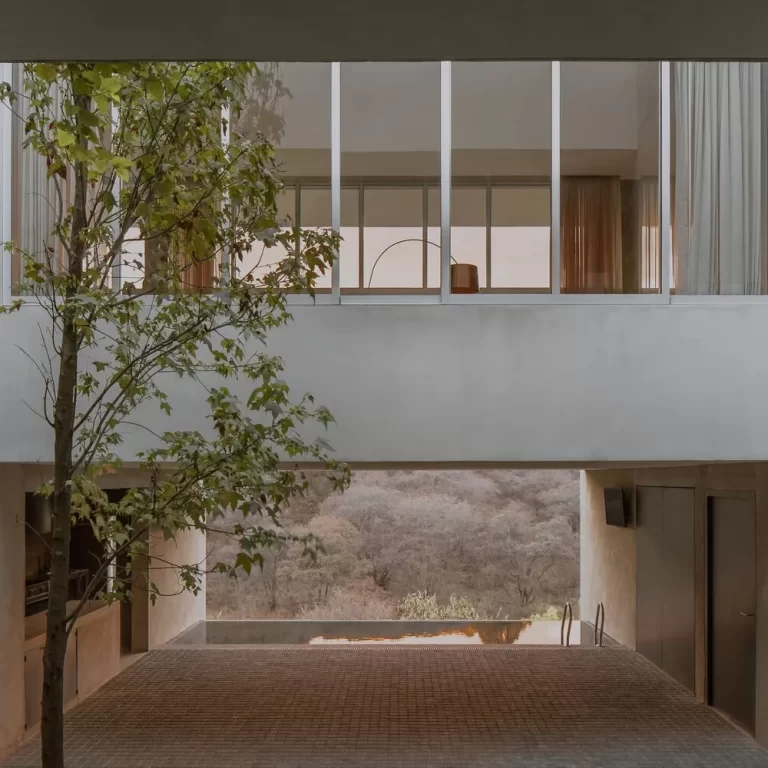 Casa de la Cañada por Escobedo Soliz: Arquitectura en Pendiente y Concreto Aparente
