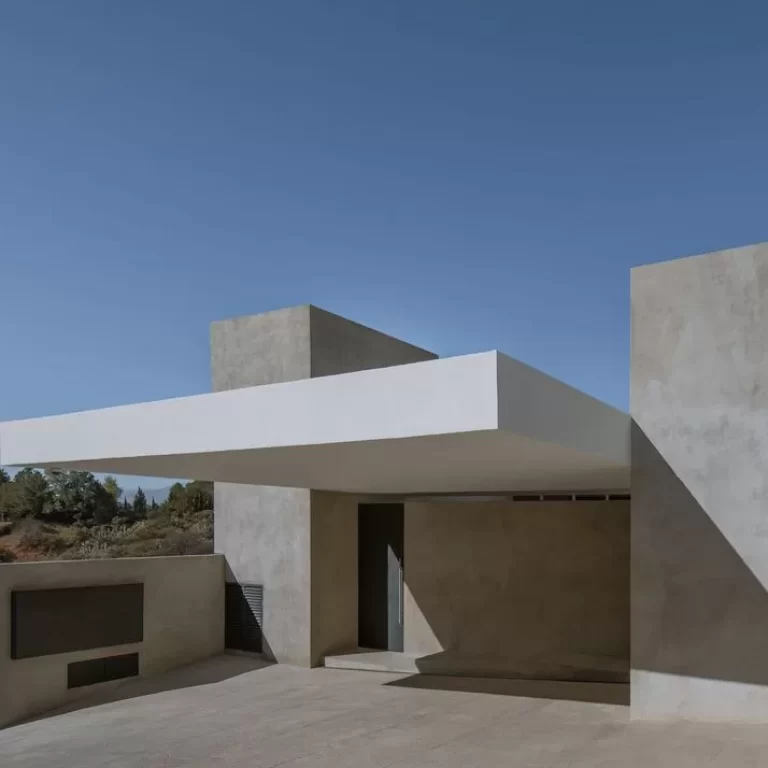 Casa de la Cañada por Escobedo Soliz: Arquitectura en Pendiente y Concreto Aparente