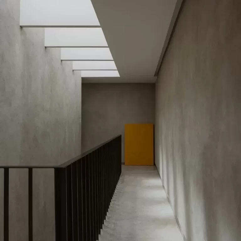 Casa de la Cañada por Escobedo Soliz: Arquitectura en Pendiente y Concreto Aparente