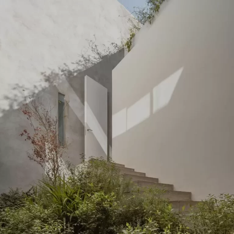 Casa de la Cañada por Escobedo Soliz: Arquitectura en Pendiente y Concreto Aparente