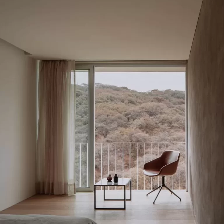 Casa de la Cañada por Escobedo Soliz: Arquitectura en Pendiente y Concreto Aparente