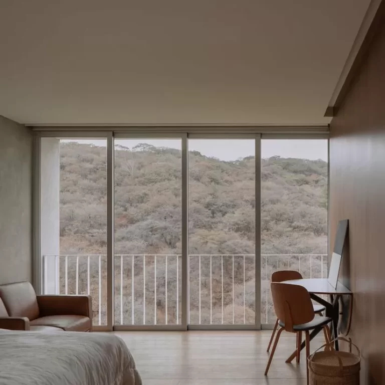 Casa de la Cañada por Escobedo Soliz: Arquitectura en Pendiente y Concreto Aparente