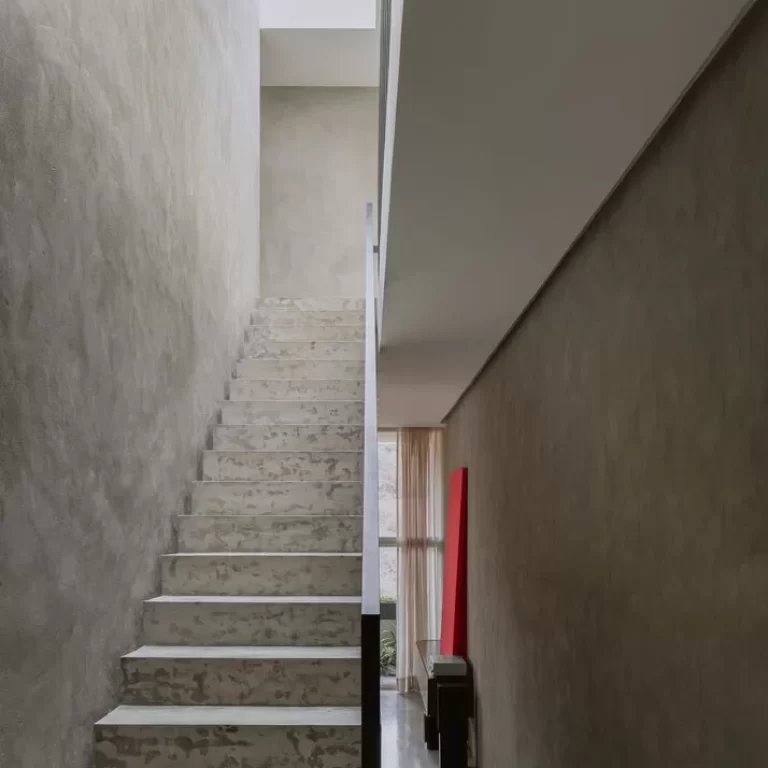 Casa de la Cañada por Escobedo Soliz: Arquitectura en Pendiente y Concreto Aparente