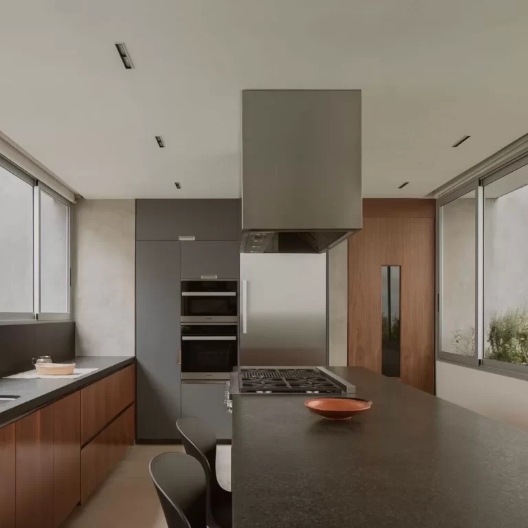 Casa de la Cañada por Escobedo Soliz: Arquitectura en Pendiente y Concreto Aparente