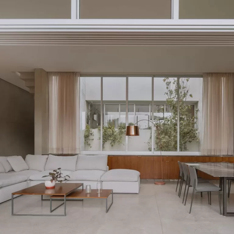 Casa de la Cañada por Escobedo Soliz: Arquitectura en Pendiente y Concreto Aparente