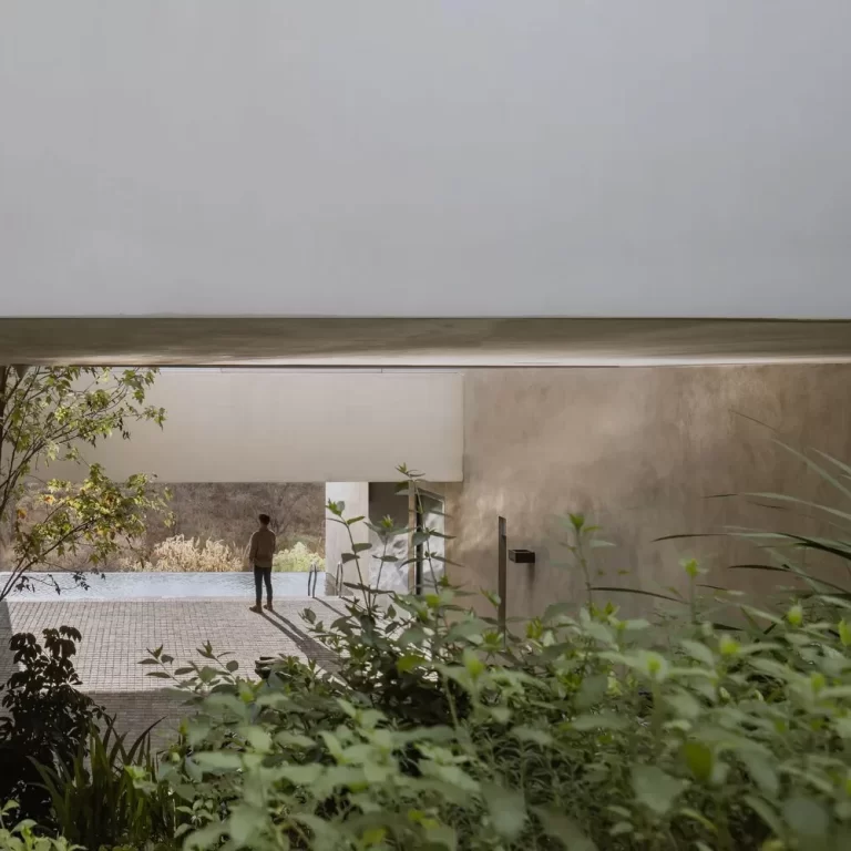 Casa de la Cañada por Escobedo Soliz: Arquitectura en Pendiente y Concreto Aparente