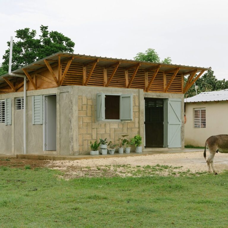 Casa del maestro en República Dominica por Øblicuo