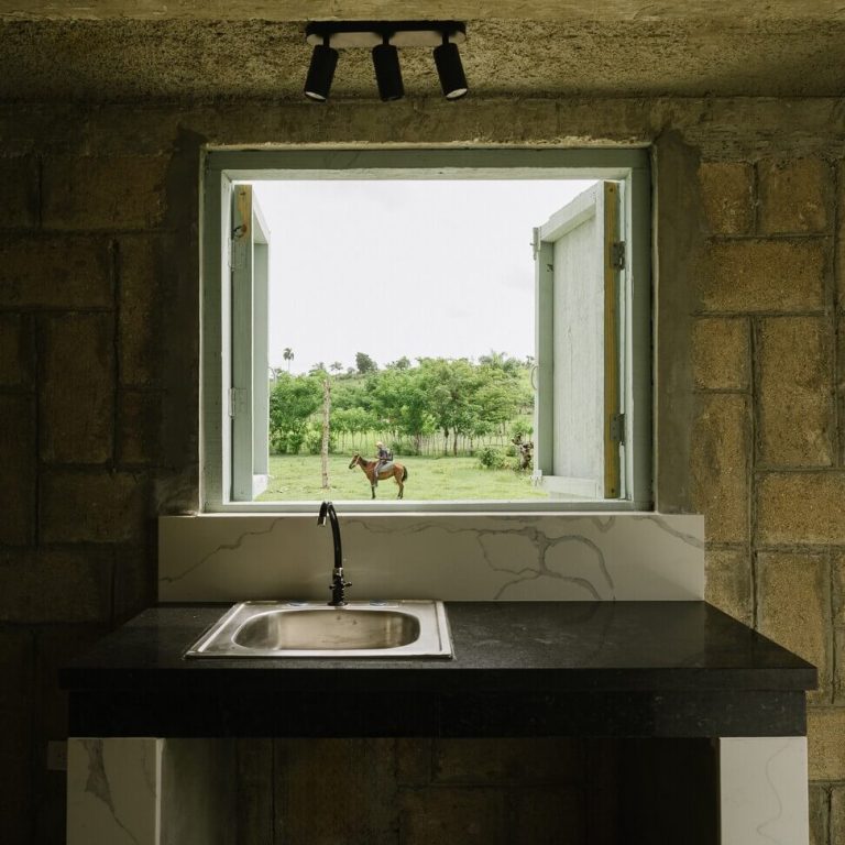 Casa del maestro en República Dominica por Øblicuo