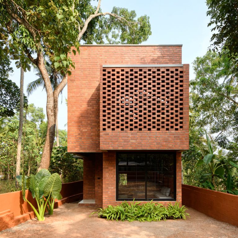 Casa estrecha de ladrillo en India por Srijit Srinivas - ARCHITECTS - Fotografia de arquitectura