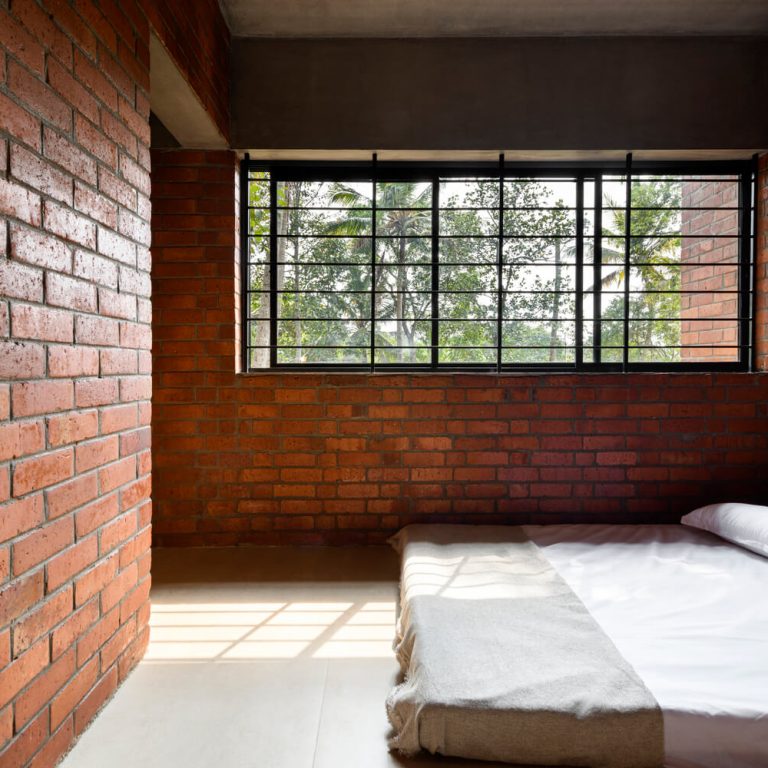 Casa estrecha de ladrillo en India por Srijit Srinivas - ARCHITECTS - Fotografia de arquitectura