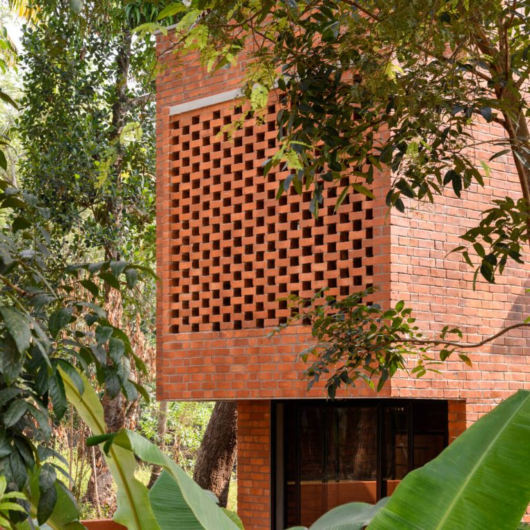 Casa estrecha de ladrillo en India por Srijit Srinivas - ARCHITECTS - Fotografia de arquitectura