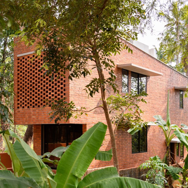 Casa estrecha de ladrillo en India por Srijit Srinivas - ARCHITECTS - Fotografia de arquitectura