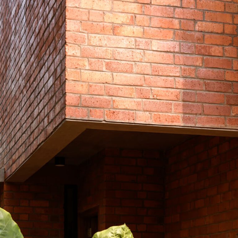 Casa estrecha de ladrillo en India por Srijit Srinivas - ARCHITECTS - Fotografia de arquitectura