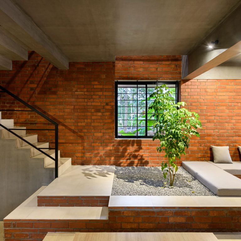 Casa estrecha de ladrillo en India por Srijit Srinivas - ARCHITECTS - Fotografia de arquitectura