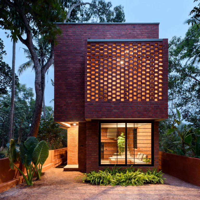 Casa estrecha de ladrillo en India por Srijit Srinivas - ARCHITECTS - Fotografia de arquitectura