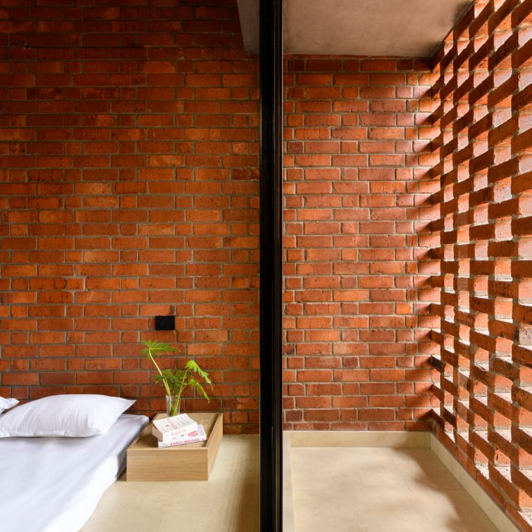 Casa estrecha de ladrillo en India por Srijit Srinivas - ARCHITECTS - Fotografia de arquitectura