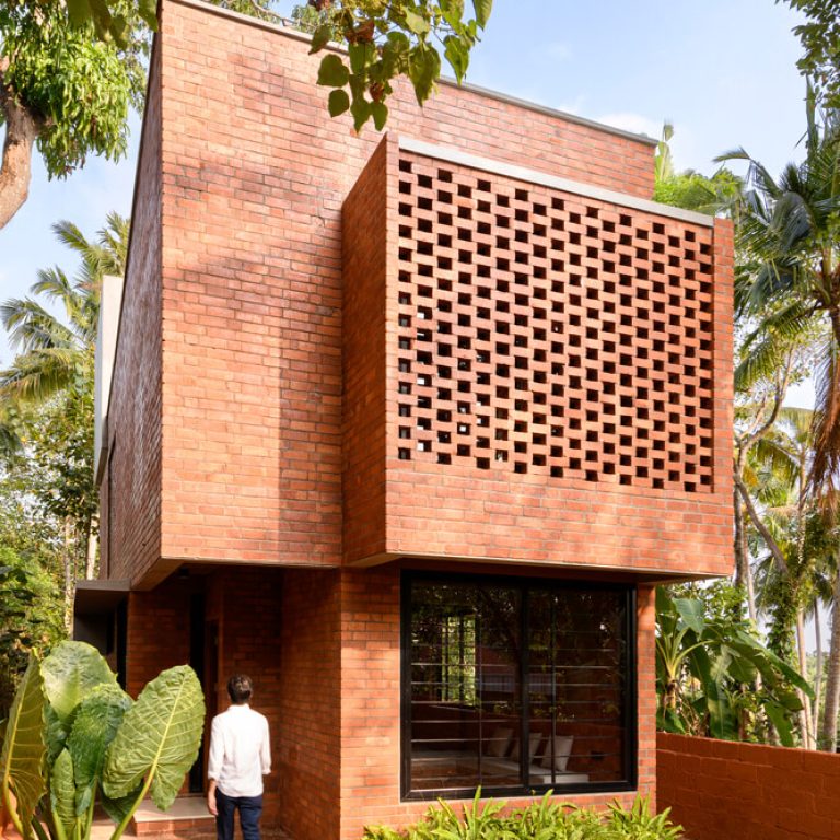 Casa estrecha de ladrillo en India por Srijit Srinivas - ARCHITECTS - Fotografia de arquitectura