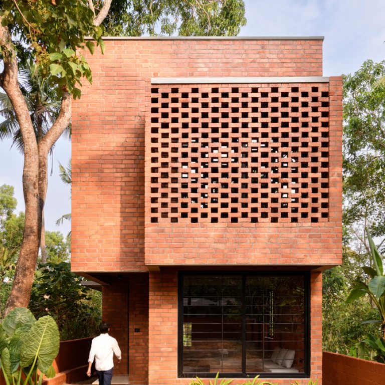 Casa estrecha de ladrillo en India por Srijit Srinivas - ARCHITECTS - Fotografia de arquitectura