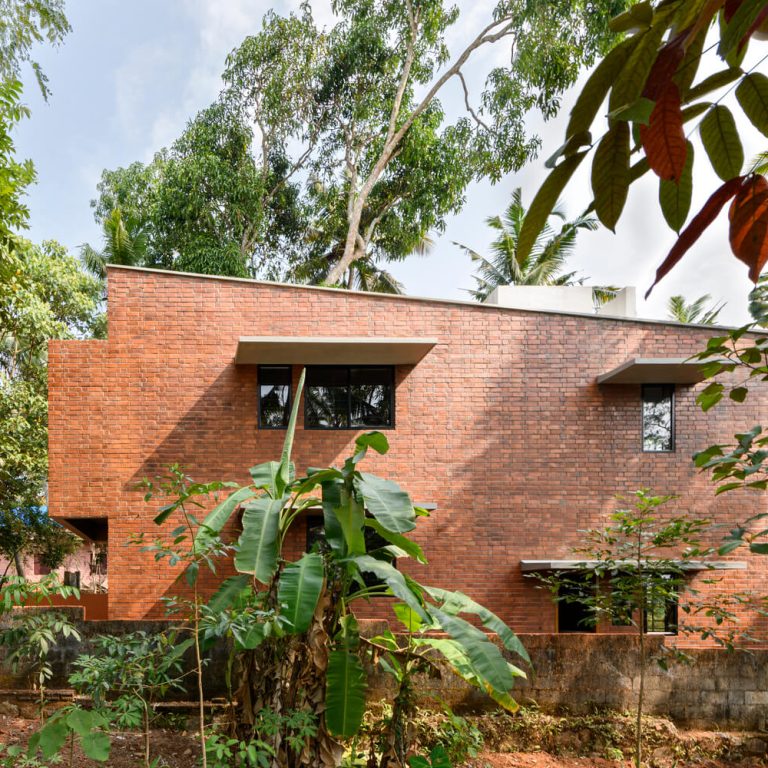 Casa estrecha de ladrillo en India por Srijit Srinivas - ARCHITECTS - Fotografia de arquitectura