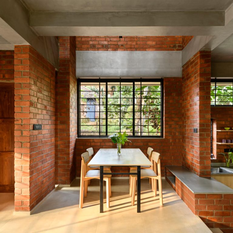 Casa estrecha de ladrillo en India por Srijit Srinivas - ARCHITECTS - Fotografia de arquitectura