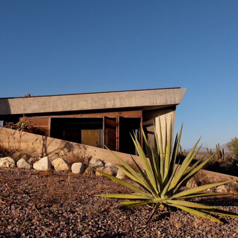 Casa morada escondida por Taller de Terreno en Baja California Sur