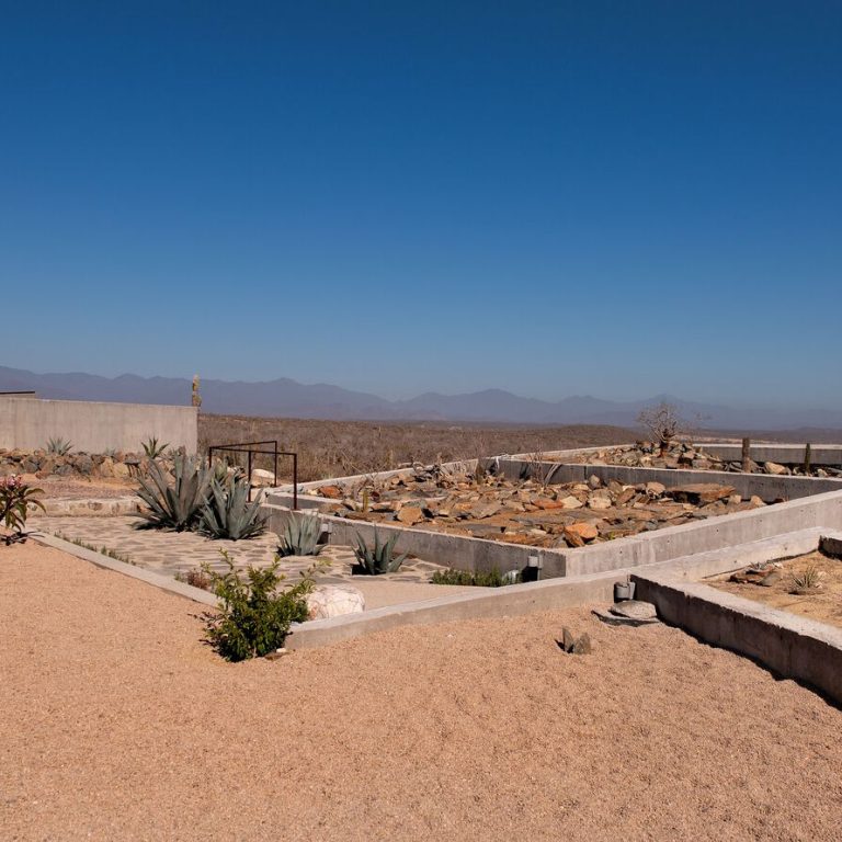 Casa morada escondida por Taller de Terreno en Baja California Sur