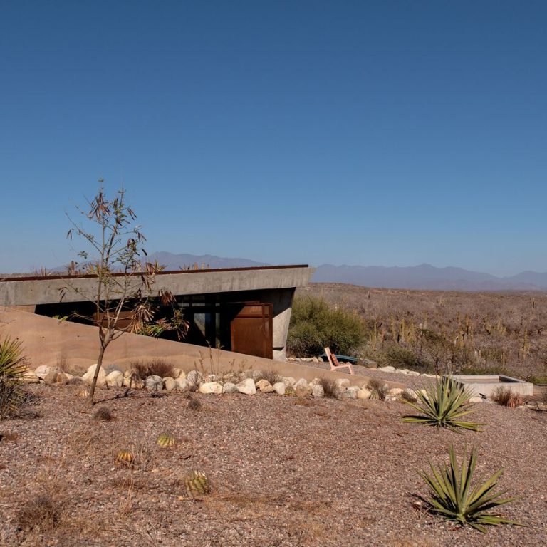 Casa morada escondida por Taller de Terreno en Baja California Sur