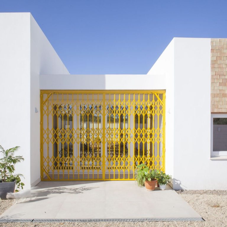 Casa para una familia de felinos y caninos en España