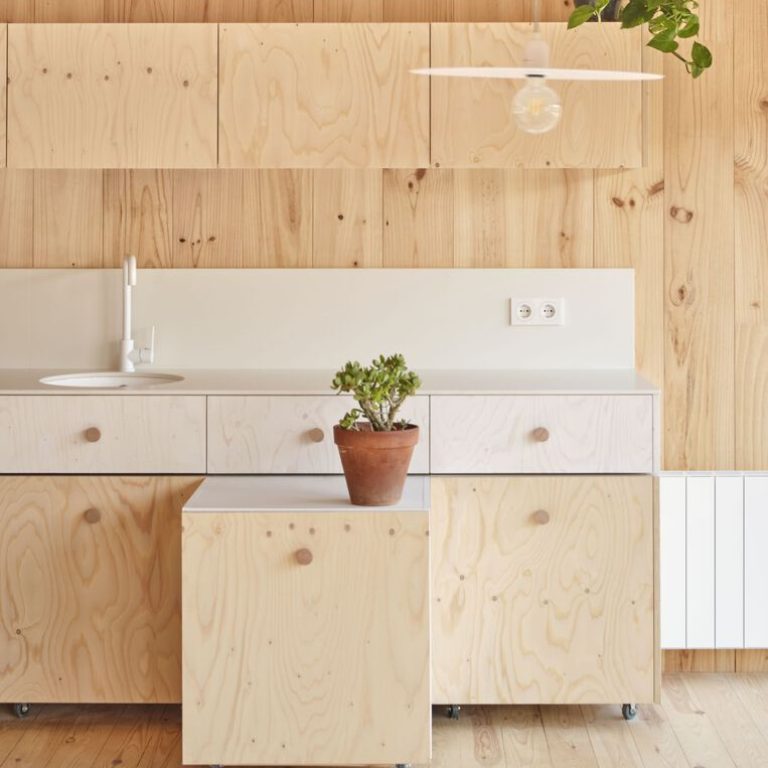 Casa sobre un zócalo de ladrillo en España por Agora Arquitectura - Fotografía de Arquitectura - El Arqui MX