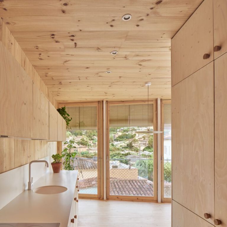 Casa sobre un zócalo de ladrillo en España por Agora Arquitectura - Fotografía de Arquitectura - El Arqui MX