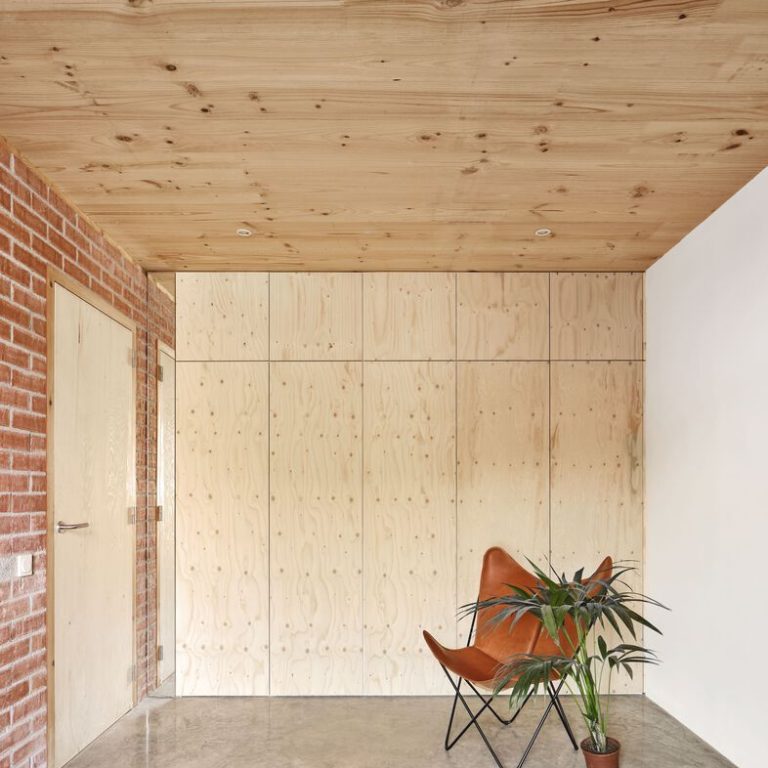 Casa sobre un zócalo de ladrillo en España por Agora Arquitectura - Fotografía de Arquitectura - El Arqui MX