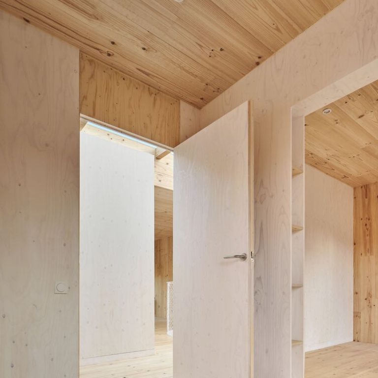 Casa sobre un zócalo de ladrillo en España por Agora Arquitectura - Fotografía de Arquitectura - El Arqui MX