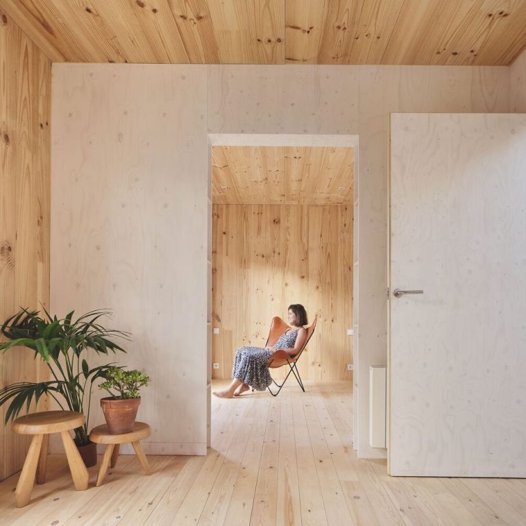 Casa sobre un zócalo de ladrillo en España por Agora Arquitectura - Fotografía de Arquitectura - El Arqui MX
