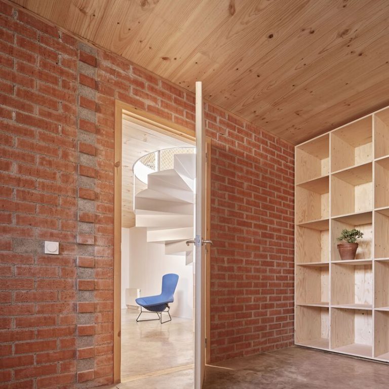 Casa sobre un zócalo de ladrillo en España por Agora Arquitectura - Fotografía de Arquitectura - El Arqui MX