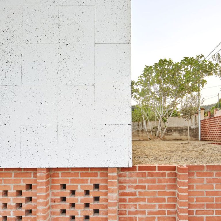 Casa sobre un zócalo de ladrillo en España por Agora Arquitectura - Fotografía de Arquitectura - El Arqui MX