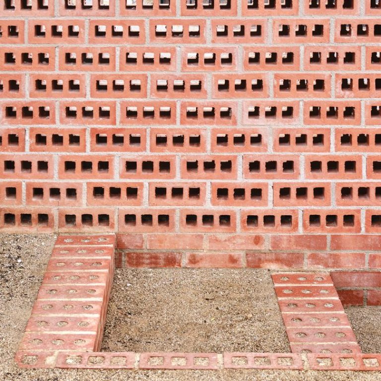 Casa sobre un zócalo de ladrillo en España por Agora Arquitectura - Fotografía de Arquitectura - El Arqui MX